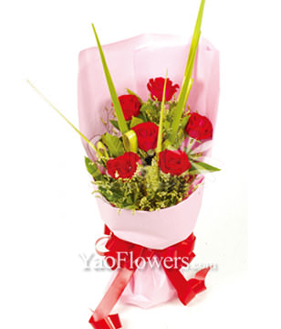 6 Red roses with rich crstal grass