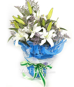 5 White Lilium with baby's breath
