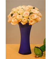 Two Dozen Champagne Roses With a Vase