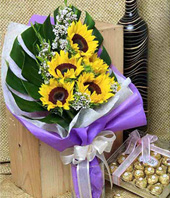 5 Sunflower Handbouquet With Monstera Foliage 