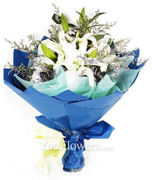 3 White Lilium with baby's breath