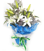 5 White Lilium with baby's breath