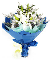 3 White Lilium with baby's breath