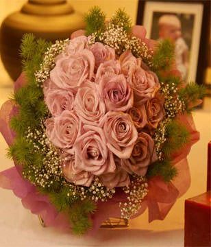 lavender roses and baby's breath