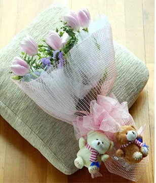 pink tulips with statices and 2 bears 