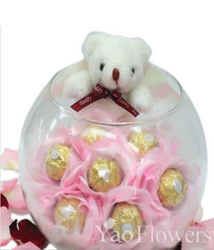 7 Cholocates,Bear,Vase included