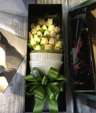 19 champagne roses gift