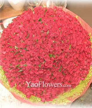 999 Red roses with baby's breath