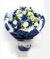 A bouquet of 11 white roses and 11 blue roses